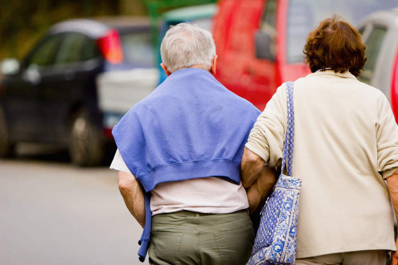 西方人,老年人,两个人,家庭,夫妻,走,横图,室外,白天,爱情,汽车,欧洲,欧洲人,两辆,勾,挽,服装,朦胧,模糊,包,公文包,浪漫,休闲装,车,背面,衣服,交通工具,轿车,休闲,温暖,温馨,一家人,休闲服,恩爱,勾着,恋人,服饰,公事包,和睦,载具,手插袋,单手插袋,挽着,单手抄兜,单手放兜,老年男性,老年女性,男人,男性,女人,女性,白种人,夫妇,情侣,步行,插兜,散步,手插兜,手放口袋,走路,半身,彩图,伴侣,融洽,手抄兜