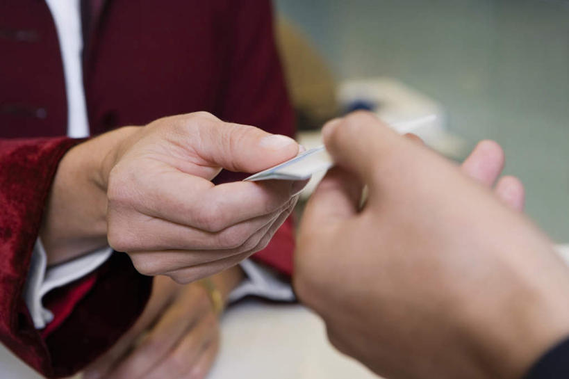 西方人,手,两个人,前台,服务员,宾馆,站,坐,横图,俯视,室内,特写,白天,工作服,制服,桌子,欧洲,欧洲人,握,朦胧,模糊,办公桌,拿,拿着,站着,手部,服务台,房卡,握着,开启,住宿,保全,就寝,工作制服,平安,年轻女性,女人,女性,白种人,服务生,侍者,站立,坐着,半身,彩图,高角度拍摄,工作套服,客店,客栈,旅店,旅馆,旅舍,汽车旅馆,帮助台,呼叫台