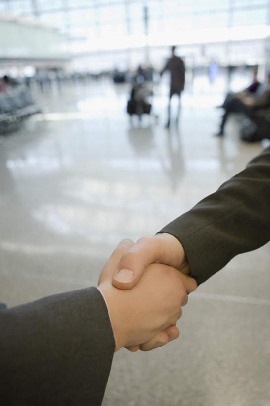 西方人,两个人,同事,商务人士,商务男性,机场,站,握手,竖图,室内,白天,正面,衬衫,成功,合作,团队,集体,信心,窗户,落地窗,飞机场,欧洲,欧洲人,套装,朦胧,模糊,队伍,玻璃窗,车,手推车,交通工具,站着,行李车,领导,成就,载具,商务装,合伙,领袖,工薪阶层,男人,男性,年轻男性,白种人,白领,上班族,航空站,空港,搀手,拉手,手拉手,手握手,站立,半身,彩图,衬衣,机场行李车