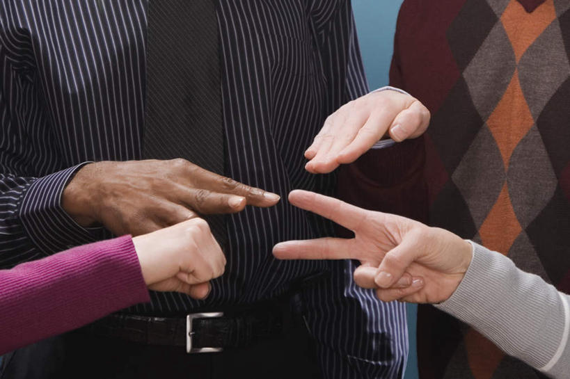 西方人,四个人,同事,商务人士,商务男性,商务女性,站,横图,俯视,室内,白天,毛衣,衬衫,游戏,成功,合作,团队,集体,信心,欧洲,欧洲人,阴影,套装,反射,影子,玩,娱乐,腰带,队伍,手势,站着,休闲,活动,皮带,猜拳,领导,成就,发泄,消遣,智力,商务装,线衫,合伙,领袖,工薪阶层,配饰,宣泄,裤带,男人,男性,年轻男性,年轻女性,女人,女性,白种人,白领,上班族,玩耍,嬉戏,站立,半身,彩图,高角度拍摄,衬衣,绒衣,套衫,套头毛衣,线衣,石头剪刀布,石头剪子布