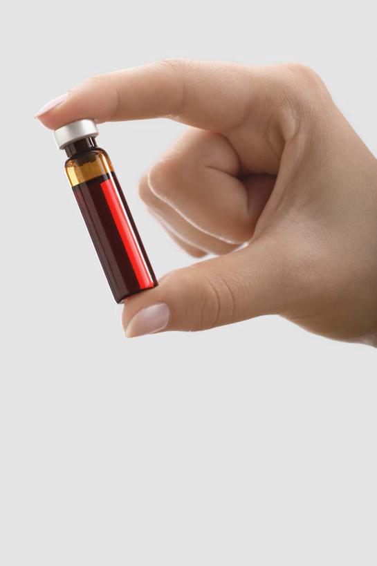 西方人,手,一个人,竖图,室内,特写,白天,正面,安全,欧洲,欧洲人,仅一个年轻女性,仅一个女性,仅一个人,握,阴影,灰色背景,反射,罐子,药剂,影子,防护,拿,拿着,玻璃制品,玻璃瓶,瓶子,药品,手部,治疗,握着,摄影,影棚,保护,单手,药物,医疗,保险,预防,平安,年轻女性,女人,女性,白种人,半身,彩图,影棚拍摄,拍摄,咳嗽糖浆,咳嗽药