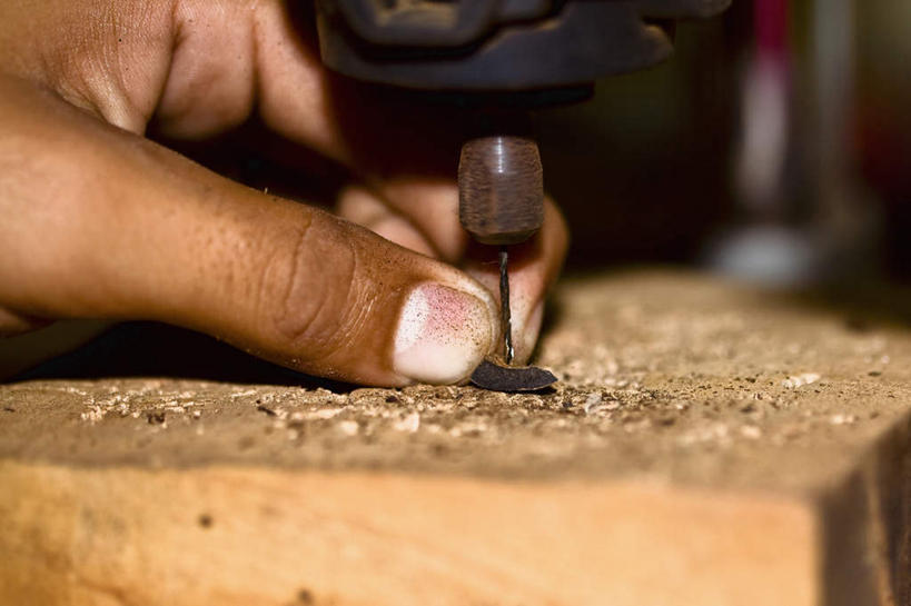 西方人,手,一个人,木匠,横图,室外,特写,白天,侧面,金属制品,欧洲,欧洲人,仅一个男性,仅一个人,握,阴影,朦胧,模糊,反射,金属,木制,工具,木屑,影子,拿,拿着,仅一个年轻男性,木制品,手部,握着,单手,碎屑,手摇钻,刨花,钻孔,手钻,男人,男性,年轻男性,白种人,木工,半身,彩图