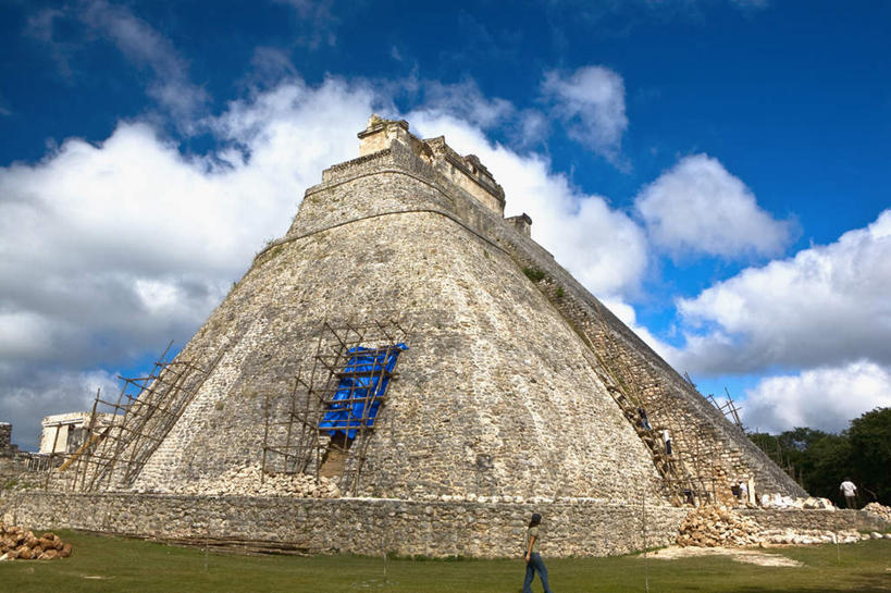 西方人,一个人,走,横图,室外,白天,仰视,旅游,度假,草地,草坪,名胜古迹,树林,植物,地标,墨西哥,欧洲,欧洲人,仅一个男性,仅一个人,服装,遗迹,三角形,云,云朵,云彩,注视,休闲装,古迹,历史,文物,娱乐,古建筑,草,树,树木,仅一个年轻男性,衣服,蓝色,绿色,白云,蓝天,天空,自然,天,观察,看,享受,休闲,休闲服,旅游胜地,金字塔,放松,服饰,生长,晴朗,成长,观看,察看,北美,陵墓,北美洲,玛雅金字塔,关注,美洲,古文明,尤卡坦半岛,尤卡坦州,方锥形,北亚美利加洲,亚美利加洲,墨西哥合众国,仙人掌王国,加敦半岛,玛雅古城,玛雅古城遗址,玛雅遗址,魔法金字塔,魔法师金字塔,犹加敦,男人,男性,年轻男性,白种人,晴空,步行,散步,走路,半身,彩图,低角度拍摄,标志性建筑