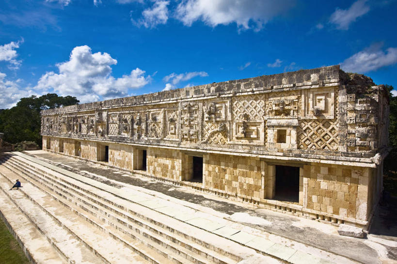 无人,横图,室外,白天,正面,旅游,度假,名胜古迹,植物,标志建筑,地标,建筑,雕塑,墨西哥,阴影,遗迹,艺术,装饰,光线,雕刻,雕像,影子,堡垒,城堡,云,云朵,云彩,古迹,文物,娱乐,建设,古建筑,树,树木,蓝色,绿色,白云,蓝天,天空,阳光,自然,工艺品,天,享受,休闲,旅游胜地,放松,生长,晴朗,成长,纪念,美术,北美,北美洲,要塞,主题,美洲,陈列,古文明,尤卡坦半岛,尤卡坦州,功能,美学,北亚美利加洲,亚美利加洲,墨西哥合众国,仙人掌王国,加敦半岛,犹加敦,设防,晴空,彩图