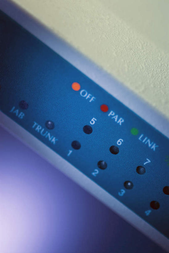 无人,竖图,俯视,室内,特写,白天,科技,静物,一排,阴影,朦胧,模糊,整齐,反射,网络,信息,英文,标志,文字,影子,字符,字母,信号灯,通讯设备,标识,排列,一个,通信,创意,单个,英文字母,队列,通信设备,路由器,彩图,高角度拍摄,网关设备