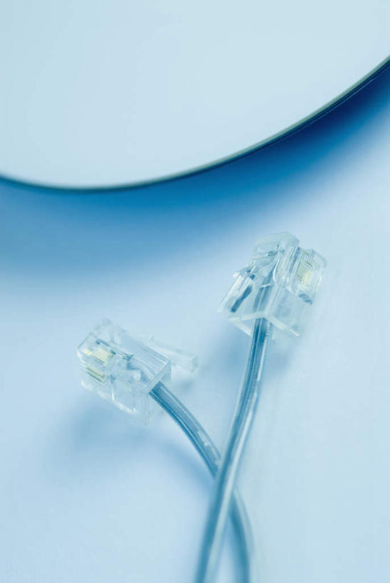 无人,竖图,俯视,室内,特写,白天,通讯,数据,静物,两根,阴影,蓝色背景,朦胧,模糊,反射,传输,影子,摄影,影棚,网线,水晶头,线缆,彩图,高角度拍摄,影棚拍摄,拍摄