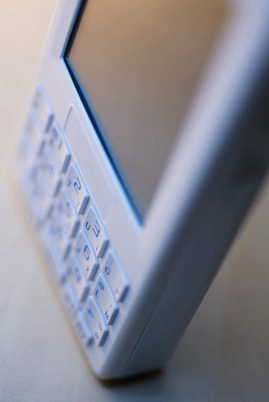 无人,竖图,俯视,室内,特写,白天,白色背景,商务,显示器,科技,静物,阴影,朦胧,模糊,反射,科学,屏幕,影子,显示屏,记录,便捷,联络,通信,摄影,影棚,掌上电脑,科学技术,液晶,输出设备,一部,PDA掌上电脑,个人数字助理,轻巧,彩图,高角度拍摄,影棚拍摄,办公,拍摄