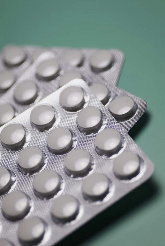 无人,竖图,俯视,室内,特写,白天,安全,静物,一排,许多,绿色背景,阴影,朦胧,模糊,整齐,反射,药剂,药丸,影子,塑料,防护,药片,盒子,排列,包装盒,容器,塑料制品,药品,治疗,摄影,影棚,储藏,保护,药物,医疗,储存,队列,保险,预防,三盒,平安,彩图,高角度拍摄,影棚拍摄,拍摄,吸塑包装盒,贮存