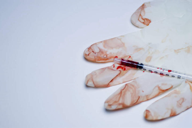 无人,横图,俯视,室内,特写,白天,白色背景,阴影,朦胧,模糊,反射,液体,影子,一个,红色,手套,橡胶,血液,针管,针筒,注射,摄影,影棚,潮湿,单个,医疗,医疗设备,注射器,橡胶手套,橡胶制品,医用手套,湿润,彩图,高角度拍摄,影棚拍摄,拍摄