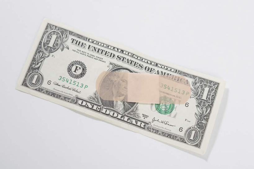 无人,横图,俯视,室内,特写,白天,白色背景,钱,美元,静物,一张,标志,钱币,数字,文字,字符,美金,标识,一个,医疗用品,治疗,钞票,金融,纸币,摄影,阿拉伯数字,影棚,经济,单个,医疗,医疗设备,美圆,胶布,流通,纸钞,贸易,止血,苯扎氯铵贴,货币,现金,绷带,创可贴,彩图,高角度拍摄,影棚拍摄,拍摄