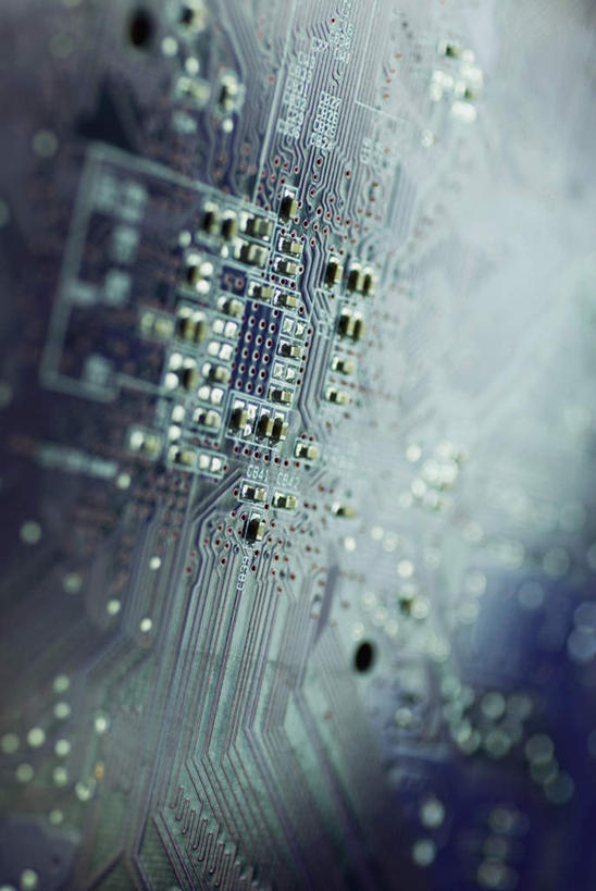 无人,竖图,俯视,室内,特写,白天,科技,静物,金属制品,阴影,朦胧,模糊,反射,科学,金属,影子,一个,庞大,单个,芯片,复杂,电脑芯片,运算,储存,集成电路,繁杂,彩图,高角度拍摄