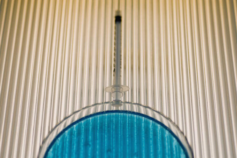 无人,横图,俯视,室内,特写,白天,实验,仪器,阴影,朦胧,模糊,研究,反射,分析,化学,测试,培养皿,液体,影子,蓝色,器皿,针管,针筒,生物,注射,一支,医疗,医疗设备,注射器,皮氏培养皿,试验耗材,实验用品,化学器材,彩图,高角度拍摄