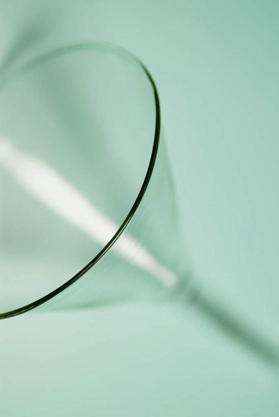 无人,竖图,俯视,室内,特写,白天,实验,仪器,静物,绿色背景,阴影,朦胧,模糊,研究,透明,反射,分析,化学,测试,漏斗,影子,过滤,玻璃制品,一个,器皿,摄影,影棚,单个,计量,玻璃仪器,试验耗材,实验用品,彩图,高角度拍摄,影棚拍摄,拍摄