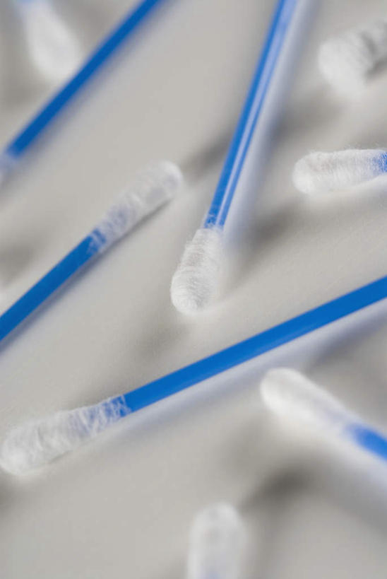 无人,竖图,俯视,室内,特写,白天,白色背景,静物,一排,许多,阴影,整齐,反射,影子,排列,蓝色,白色,棉花棒,棉签,摄影,影棚,队列,棉棒,擦拭棒,彩图,高角度拍摄,影棚拍摄,拍摄