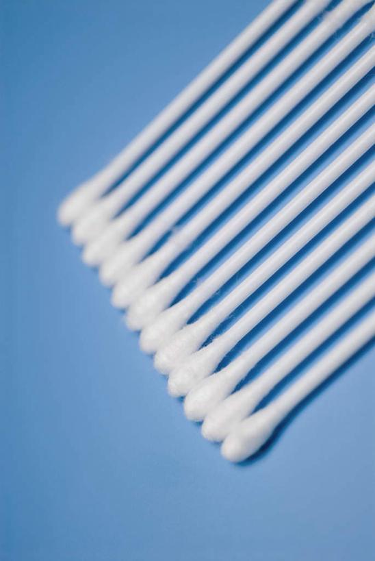 无人,竖图,俯视,室内,特写,白天,静物,一排,许多,阴影,蓝色背景,整齐,反射,影子,排列,白色,棉花棒,棉签,摄影,影棚,队列,棉棒,擦拭棒,彩图,高角度拍摄,影棚拍摄,拍摄