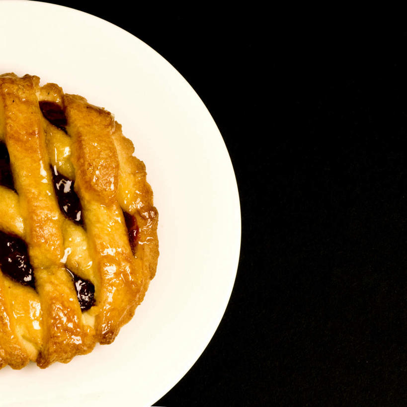 面食,无人,方图,俯视,室内,特写,白天,烹饪,西餐,桌子,餐具,阴影,黑色背景,反射,碟子,盘,影子,料理,食品,面点,菜肴,美食,食物,一个,白色,盘子,碟,西式,摄影,佳肴,影棚,单个,派,蓝莓派,彩图,高角度拍摄,影棚拍摄,拍摄