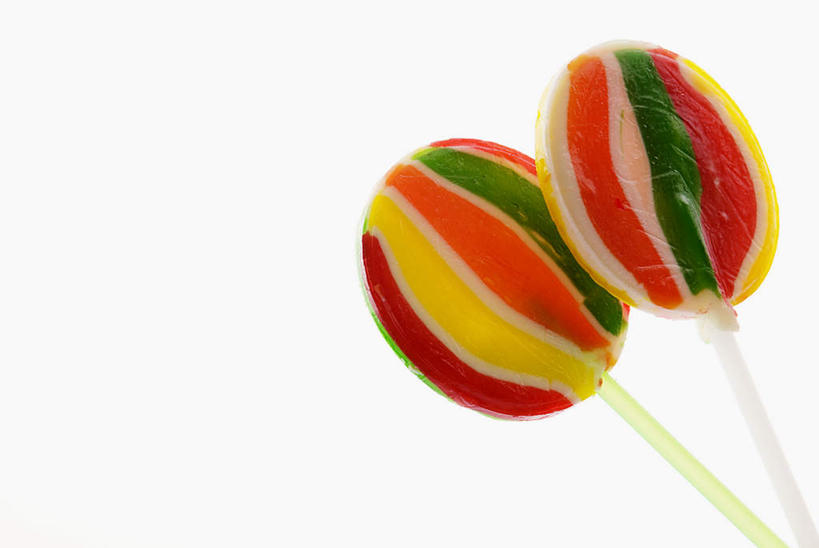 无人,横图,俯视,彩色,室内,特写,白天,白色背景,桌子,阴影,反射,棒棒糖,棍子,影子,食品,糖,糖果,甜点,甜品,食物,两个,甜食,摄影,影棚,五颜六色,色彩斑斓,五彩缤纷,波板糖,五彩斑斓,五光十色,彩图,高角度拍摄,影棚拍摄,拍摄