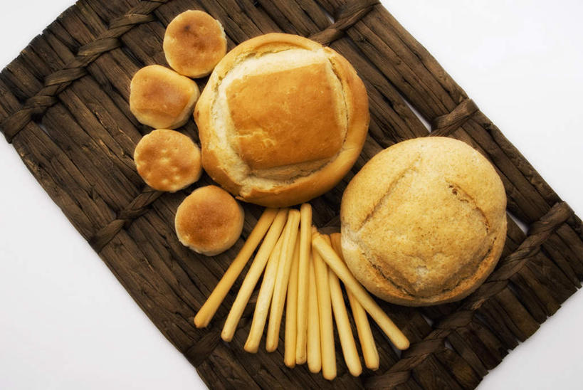 点心,面包,无人,横图,俯视,室内,特写,白天,白色背景,桌子,许多,阴影,反射,木制,影子,食品,面点,案板,砧板,食物,糕点,排列,木制品,摄影,影棚,小圆面包,摆列,彩图,高角度拍摄,影棚拍摄,拍摄,面包棒,布列,分列