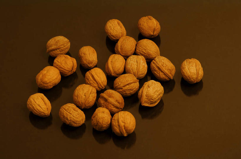 无人,横图,俯视,室内,特写,白天,桌子,一堆,许多,阴影,堆叠,堆积,棕色背景,反射,影子,核桃,坚果,果实,干果,摄影,影棚,堆,胡桃,羌桃,彩图,高角度拍摄,影棚拍摄,拍摄