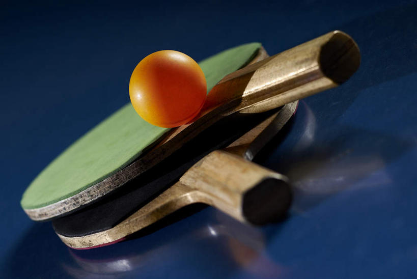 无人,横图,俯视,室内,特写,白天,静物,阴影,蓝色背景,朦胧,模糊,反射,影子,乒乓球拍,乒乓球装备,球拍,运动器械,三个,橙色,健身器械,摄影,影棚,健身器材,乒乓球球拍,乒乓球,乒乓球运动,彩图,高角度拍摄,影棚拍摄,拍摄,运动器材
