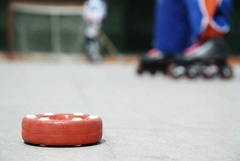 西方人,两个人,体育馆,运动场,站,横图,俯视,室外,特写,白天,滚轴溜冰,曲棍球,欧洲,欧洲人,一双,阴影,朦胧,模糊,反射,影子,冰,旱冰鞋,溜冰鞋,冰球,冰上曲棍球,运动器械,体育场,一个,浮冰,站着,橙色,健身器械,轮滑鞋,寒冷,单个,冰冷,健身器材,滑冰鞋,运动馆,严寒,单排轮滑,冰凉,酷寒,凛冽,凛凛,极冷,流冰,浮冰块,班迪球,溜冰,轮滑,男人,男性,年轻男性,白种人,站立,半身,彩图,高角度拍摄,运动器材