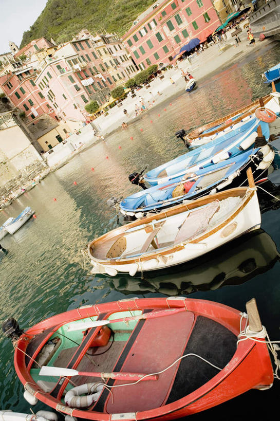 无人,家,竖图,室外,白天,正面,度假,河流,美景,水,植物,窗户,城市风光,城市,船,意大利,欧洲,停靠,阴影,波纹,光线,影子,房屋,墙,屋子,河水,景观,水流,公寓,木船,涟漪,娱乐,洋房,楼房,玻璃窗,墙壁,墙面,住宅,树,树木,蓝色,绿色,倒影,蓝天,水纹,天空,阳光,自然,交通工具,波浪,天,享受,休闲,景色,放松,生长,晴朗,成长,倒映,舟,南欧,停泊,载具,万里无云,意大利共和国,利古里亚,水晕,利古里亚大区,反照,五渔村,韦尔纳扎,五乡地,晴空,晴空万里,彩图,房子