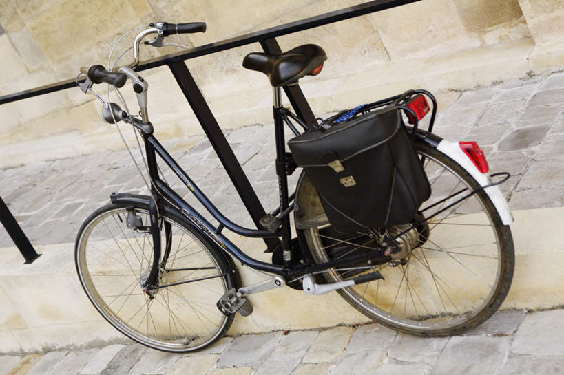 无人,栏杆,横图,室外,白天,正面,度假,美景,城市风光,城市,道路,路,自行车,法国,欧洲,一辆,停靠,景观,围栏,小路,交通,娱乐,护栏,车,脚踏车,交通工具,靠,靠着,倚靠,享受,休闲,景色,放松,倚着,停泊,载具,法兰西共和国,首府,波尔多,阿基坦,法兰西第五共和国,亚魁当,波尔多市,阿基坦大区,彩图