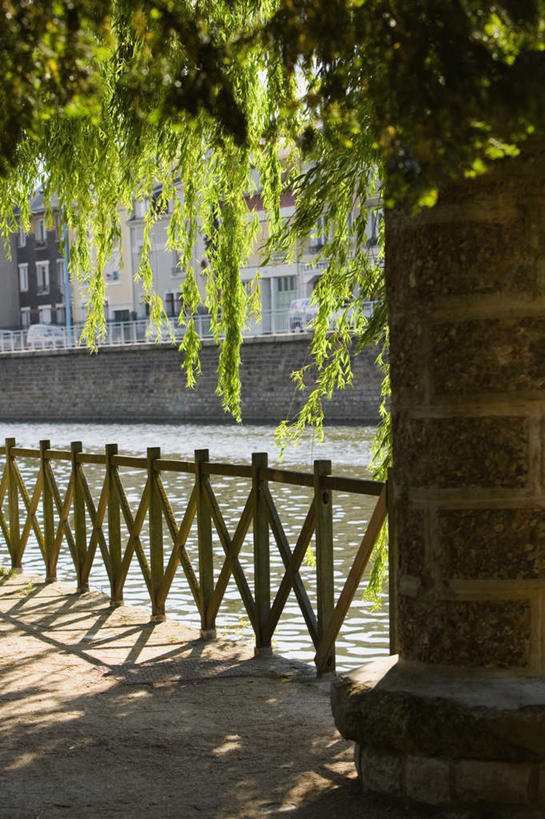 无人,栏杆,竖图,室外,白天,正面,旅游,度假,草地,草坪,河流,美景,水,植物,法国,欧洲,阴影,光线,影子,墙,河水,景观,水流,围栏,娱乐,护栏,墙壁,墙面,草,树,树木,绿色,阳光,自然,享受,休闲,景色,放松,生长,成长,自然风光,法兰西共和国,首府,勒芒,萨尔特,法兰西第五共和国,洛林,洛林大区,孚日省,彩图