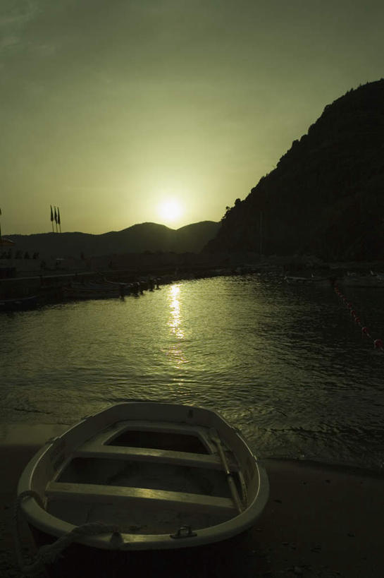 无人,竖图,室外,白天,正面,旅游,度假,海浪,海洋,美景,日落,山,山脉,植物,船,意大利,欧洲,停靠,阴影,光线,影子,景观,浪花,山峰,晚霞,霞光,落日,木船,山峦,背光,娱乐,树,树木,绿色,阳光,自然,海水,黄昏,交通工具,群山,享受,休闲,景色,彩霞,放松,生长,成长,舟,南欧,停泊,自然风光,载具,逆光,海景,意大利共和国,利古里亚,利古里亚大区,夕照,五渔村,韦尔纳扎,五乡地,大海,风浪,海,海水的波动,近岸浪,涌浪,夕阳,彩图,斜阳