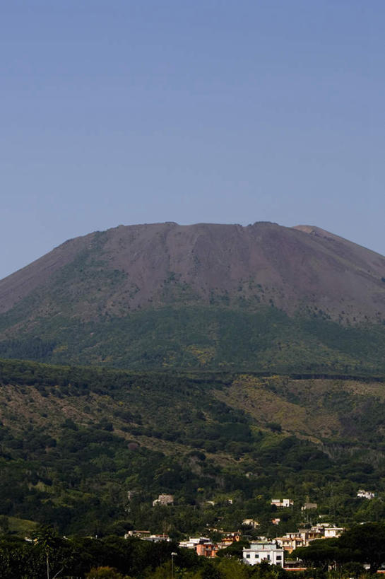 无人,竖图,室外,白天,正面,旅游,度假,火山,石头,美景,山,山脉,植物,意大利,欧洲,阴影,光线,石子,影子,景观,山峰,山峦,娱乐,树,树木,蓝色,绿色,蓝天,天空,阳光,自然,群山,天,享受,休闲,景色,放松,生长,晴朗,成长,南欧,自然风光,沉积岩,万里无云,意大利共和国,那不勒斯湾,维苏威火山,水成岩,活火山,石块,岩石,晴空,晴空万里,彩图
