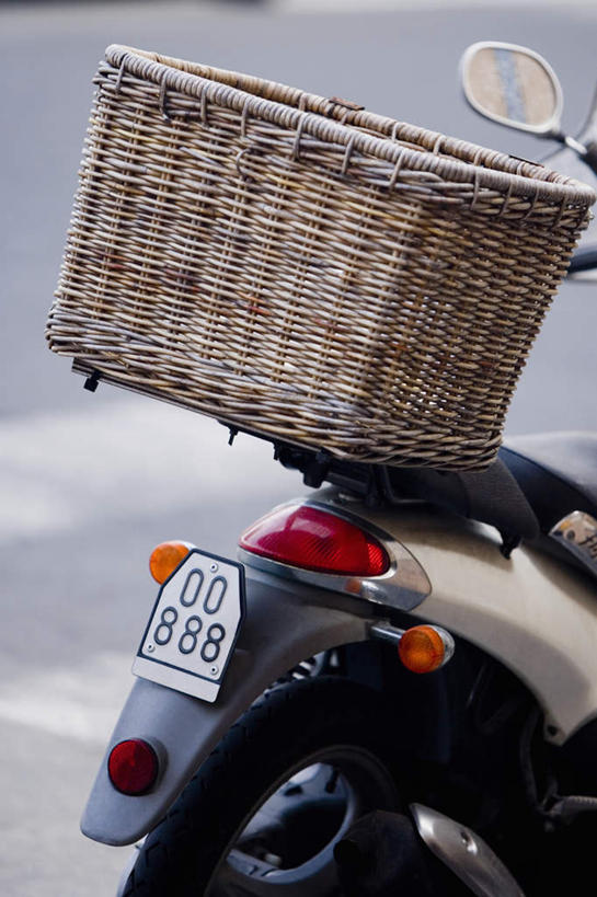 无人,交叉,竖图,室外,特写,白天,正面,安全,镜子,摩托车,竹子,照明,一辆,竹制,朦胧,模糊,编织,反射,英文,标志,篮子,文字,字符,字母,灯光,标识,车,灯,一个,竹篮,灯具,交通工具,车牌,警示,后视镜,凭证,单个,竹条,英文字母,车灯,尾灯,交织,照亮,镜像,提醒,竹制品,生命,镜面,照明设备,提示,载具,牌照,光学,侧视镜,穿插,汽车牌照,行车凭证,彩图