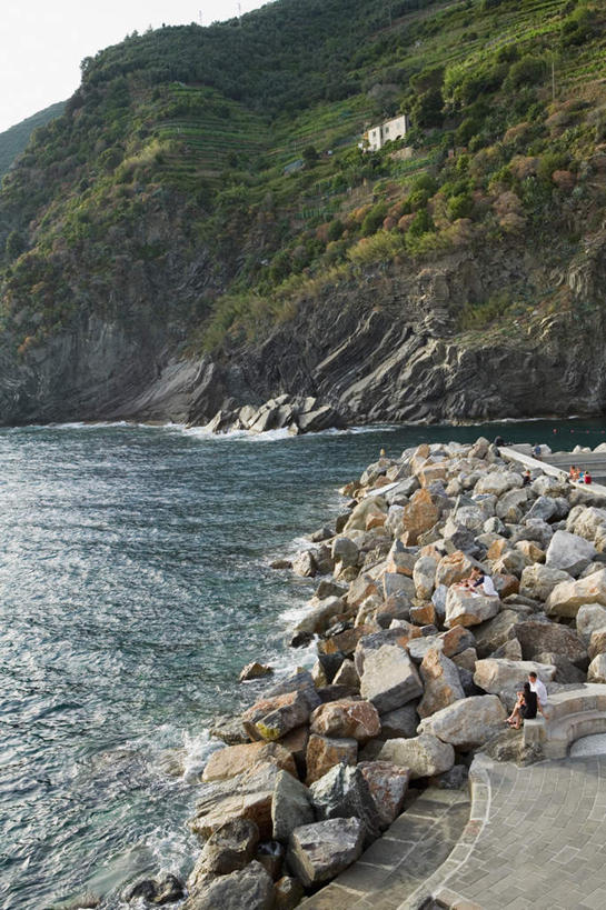 无人,竖图,室外,白天,正面,旅游,度假,河流,石头,美景,山,山脉,水,植物,意大利,欧洲,阴影,波纹,光线,石子,影子,河水,景观,山峰,水流,涟漪,山峦,娱乐,树,树木,绿色,倒影,水纹,阳光,自然,波浪,群山,享受,休闲,景色,放松,生长,成长,倒映,南欧,自然风光,意大利共和国,利古里亚,水晕,利古里亚大区,反照,五渔村,韦尔纳扎,五乡地,石块,岩石,彩图