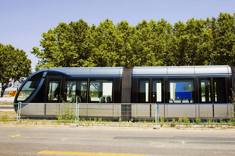 无人,横图,室外,白天,正面,度假,美景,树林,植物,城市风光,城市,路,铁路,汽车,电车,法国,欧洲,阴影,光线,影子,景观,轨道,交通,铁轨,娱乐,车,树,树木,蓝色,绿色,蓝天,天空,阳光,自然,交通工具,天,享受,休闲,景色,放松,运输,生长,晴朗,成长,载具,万里无云,法兰西共和国,首府,波尔多,阿基坦,法兰西第五共和国,无轨电车,亚魁当,波尔多市,阿基坦大区,晴空,晴空万里,彩图