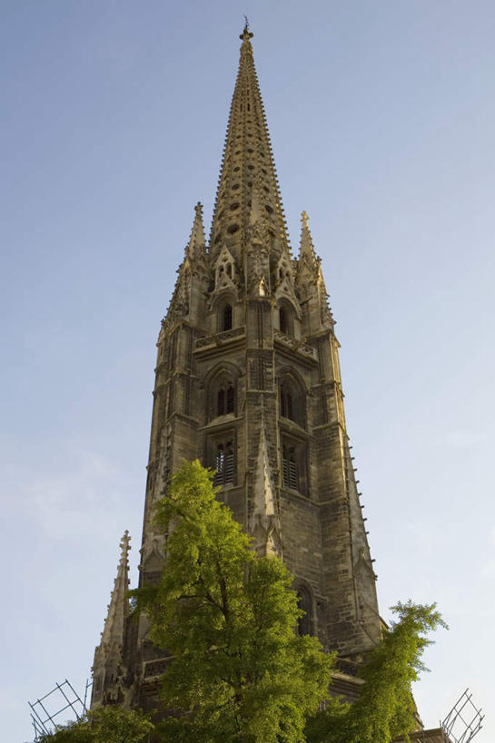 无人,教堂,竖图,室外,白天,仰视,旅游,度假,名胜古迹,植物,标志建筑,地标,建筑,法国,欧洲,阴影,节日,遗迹,光线,影子,古迹,文化,文物,娱乐,建设,古建筑,树,树木,蓝色,绿色,蓝天,天空,阳光,自然,天,祈祷,享受,休闲,健康,旅游胜地,放松,许愿,宗教,信仰,生长,晴朗,成长,纪念,祈求,基督教,天主教,信念,古文明,万里无云,法兰西共和国,首府,波尔多,阿基坦,法兰西第五共和国,亚魁当,波尔多市,阿基坦大区,平安,晴空,晴空万里,彩图,低角度拍摄,大教堂,礼拜堂,圣米歇尔教堂