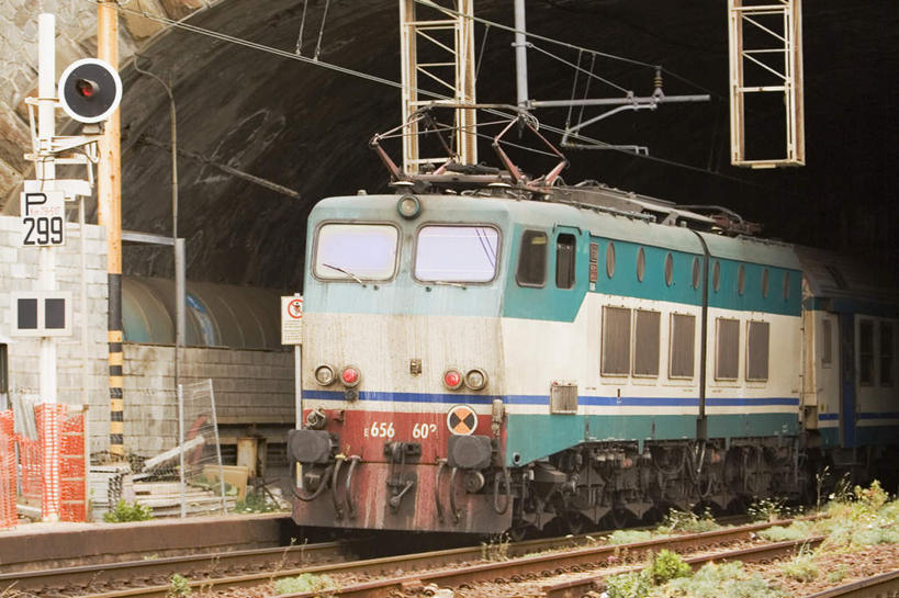 无人,横图,室外,白天,正面,旅游,度假,安全,草地,石头,美景,植物,路,铁路,火车,意大利,欧洲,隧道,石子,景观,红绿灯,轨道,信号灯,交通,铁轨,娱乐,车,草,绿色,自然,交通工具,享受,休闲,景色,放松,警示,运输,地道,南欧,提示,自然风光,载具,流通,交通信号灯,意大利共和国,行人信号灯,利古里亚,利古里亚大区,五渔村,韦尔纳扎,五乡地,石块,岩石,彩图