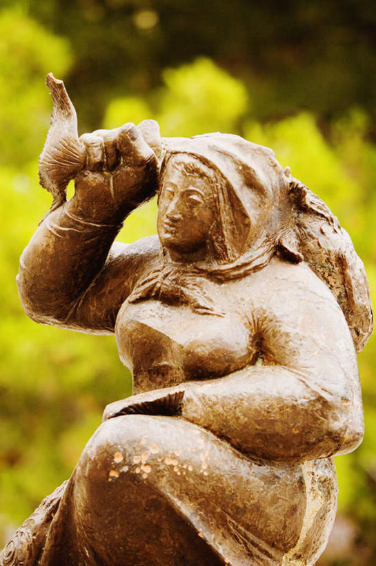 西方人,一个人,无人,竖图,室外,白天,正面,旅游,度假,植物,标志建筑,地标,建筑,雕塑,意大利,欧洲,欧洲人,仅一个女性,仅一个人,阴影,朦胧,模糊,艺术,装饰,光线,雕刻,雕像,影子,娱乐,建设,树,树木,绿色,阳光,自然,工艺品,仅一个中年女性,享受,休闲,旅游胜地,放松,生长,成长,纪念,美术,南欧,主题,陈列,意大利共和国,一尊,坎帕尼亚,阿马尔菲海岸,阿玛尔菲海岸,功能,美学,阿玛菲海岸,坎帕尼亚大区,阿玛菲海岸风景区,波西塔诺,波西塔诺小镇,女人,女性,中年女性,白种人,半身,彩图