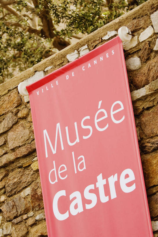 无人,博物馆,竖图,室外,特写,白天,仰视,旅游,度假,石头,标志建筑,地标,建筑,法国,欧洲,戛纳,研究,英文,标志,石子,文字,字符,字母,墙,教育,娱乐,标识,建设,墙壁,墙面,享受,休闲,旅游胜地,放松,展览,英文字母,欣赏,陈列,滨海阿尔卑斯,法兰西共和国,法兰西第五共和国,普罗旺斯.阿尔卑斯.蓝色海岸,普罗旺斯.阿尔卑斯.蓝色海岸大区,典藏,滨海阿尔卑斯省,坎城,康城,石块,岩石,彩图,低角度拍摄