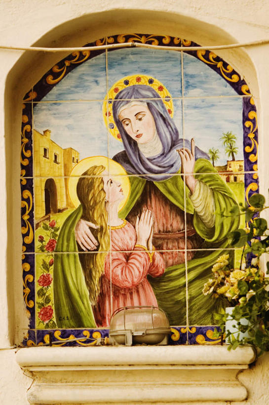 西方人,无人,两个人,教堂,竖图,室外,白天,正面,民族服装,旅游,度假,绘画,标志建筑,地标,建筑,意大利,欧洲,欧洲人,圣母,圣母玛利亚,服装,节日,艺术,装饰,墙,文化,娱乐,建设,壁画,墙壁,墙面,衣服,祈祷,享受,休闲,健康,旅游胜地,放松,许愿,宗教,服饰,信仰,纪念,华丽,修饰,祈求,点缀,基督教,衣着,穿着,南欧,天主教,信念,玛利亚,意大利共和国,坎帕尼亚,阿马尔菲海岸,阿玛尔菲海岸,衬托,美观,雅致,雅观,衣饰,阿玛菲海岸,坎帕尼亚大区,阿玛菲海岸风景区,圣女,平安,男人,男性,女人,女性,中年男性,中年女性,白种人,画画,半身,彩图,传统服装,民俗服,大教堂,礼拜堂