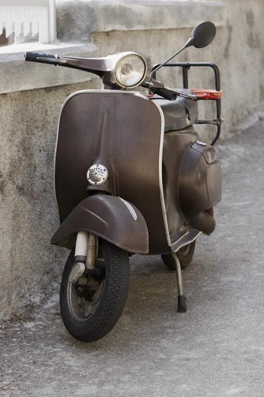 无人,竖图,室外,白天,正面,安全,镜子,道路,路,摩托车,照明,一辆,反射,墙,小路,交通,墙壁,墙面,车,灯,灯具,交通工具,后视镜,照亮,镜像,生命,镜面,照明设备,载具,前照灯,前大灯,车前灯,光学,侧视镜,彩图