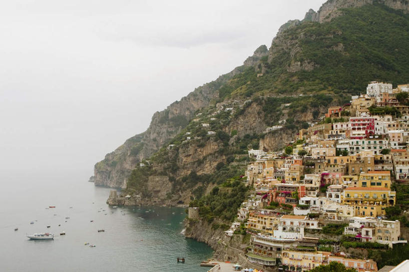 无人,家,横图,俯视,室外,白天,度假,海浪,海洋,美景,山,山脉,植物,城市风光,城市,船,意大利,欧洲,停靠,房屋,屋子,景观,浪花,山峰,公寓,木船,山峦,娱乐,洋房,楼房,住宅,树,树木,绿色,自然,海水,交通工具,群山,享受,休闲,景色,放松,生长,成长,舟,南欧,停泊,载具,海景,意大利共和国,坎帕尼亚,阿马尔菲海岸,阿玛尔菲海岸,阿玛菲海岸,坎帕尼亚大区,阿玛菲海岸风景区,波西塔诺,波西塔诺小镇,大海,风浪,海,海水的波动,近岸浪,涌浪,彩图,高角度拍摄,房子