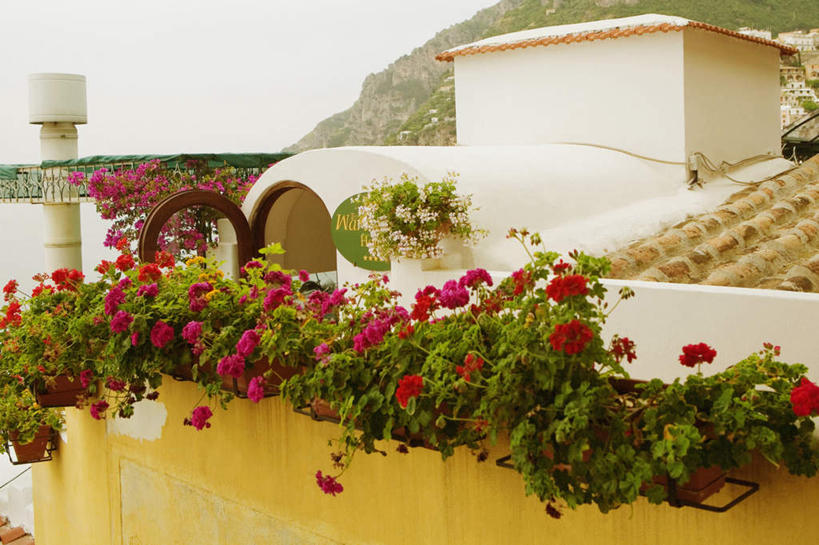 无人,家,横图,室外,白天,正面,旅游,度假,美景,山,山脉,植物,建筑,意大利,欧洲,盛开,盆栽,瓦片,房屋,墙,屋顶,屋子,景观,山峰,盆景,山峦,花蕾,顶棚,瓦,娱乐,楼房,墙壁,墙面,住宅,花,花瓣,花朵,鲜花,红色,绿色,自然,群山,花苞,花蕊,享受,休闲,景色,放松,建造,生长,成长,南欧,自然风光,屋瓦,意大利共和国,坎帕尼亚,阿马尔菲海岸,阿玛尔菲海岸,阿玛菲海岸,坎帕尼亚大区,阿玛菲海岸风景区,波西塔诺,波西塔诺小镇,彩图,房子