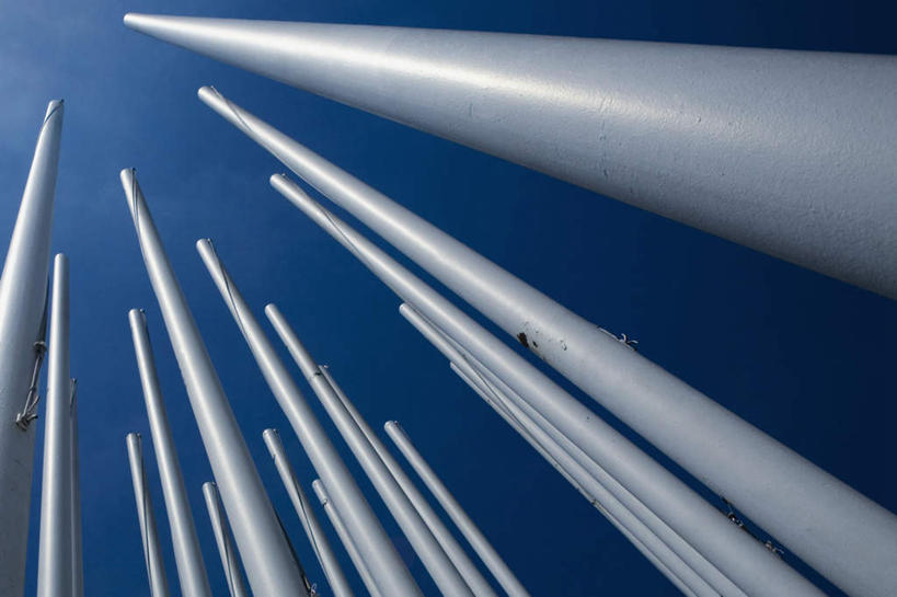 无人,横图,室外,特写,白天,仰视,静物,金属制品,法国,欧洲,许多,阴影,光线,金属,旗杆,影子,很多,蓝色,蓝天,天空,阳光,天,晴朗,万里无云,法兰西共和国,首府,波尔多,阿基坦,法兰西第五共和国,亚魁当,波尔多市,阿基坦大区,晴空,晴空万里,彩图,低角度拍摄