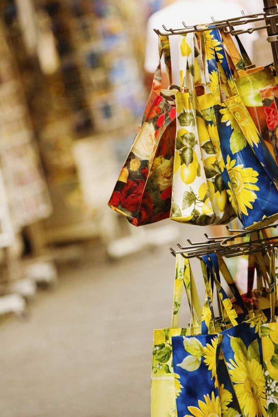 无人,家,商店,竖图,室外,特写,白天,正面,购物,度假,消费,美景,城市风光,城市,意大利,欧洲,吊挂,悬挂,朦胧,模糊,房屋,屋子,景观,公寓,挂,娱乐,商铺,洋房,楼房,住宅,享受,休闲,景色,放松,金融,皮夹子,钱包,零钱包,皮夹,南欧,选购,贸易,意大利共和国,坎帕尼亚,索伦托半岛,索伦托,血拼,市肆,商号,坎帕尼亚大区,彩图,房子,店铺