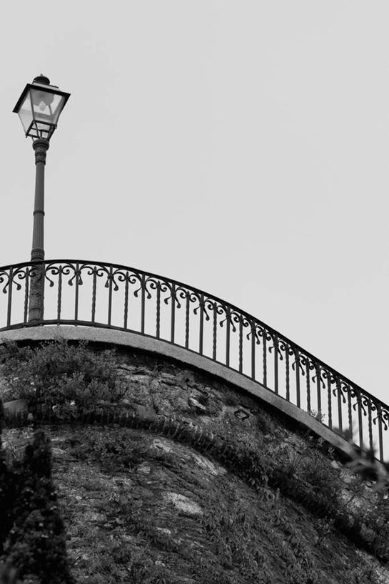 无人,天文台,栏杆,竖图,黑白,室外,白天,仰视,旅游,度假,实验,标志建筑,地标,建筑,路灯,照明,意大利,欧洲,研究,科学,围栏,灯光,娱乐,建设,护栏,灯,享受,休闲,旅游胜地,放松,照亮,科研,照明设备,南欧,天文,检验,意大利共和国,热那亚,利古里亚,利古里亚大区,观测,观象台,山岳台,热那亚省,低角度拍摄