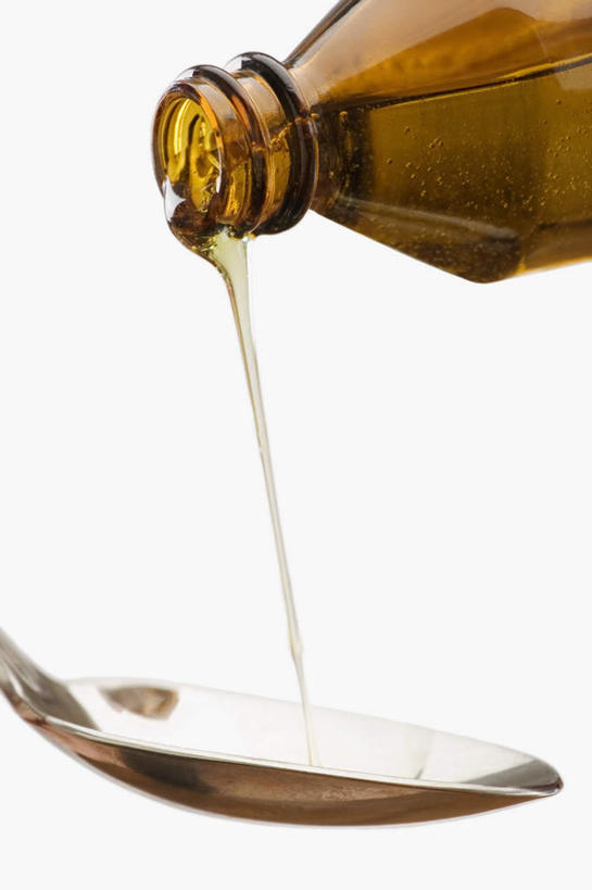 无人,竖图,室内,特写,白天,白色背景,正面,安全,金属制品,金属,药剂,勺子,棕色,防护,玻璃制品,一个,玻璃瓶,瓶子,药品,调羹,汤匙,治疗,摄影,影棚,单个,保护,药物,医疗,保险,预防,平安,彩图,影棚拍摄,拍摄,咳嗽糖浆,咳嗽药