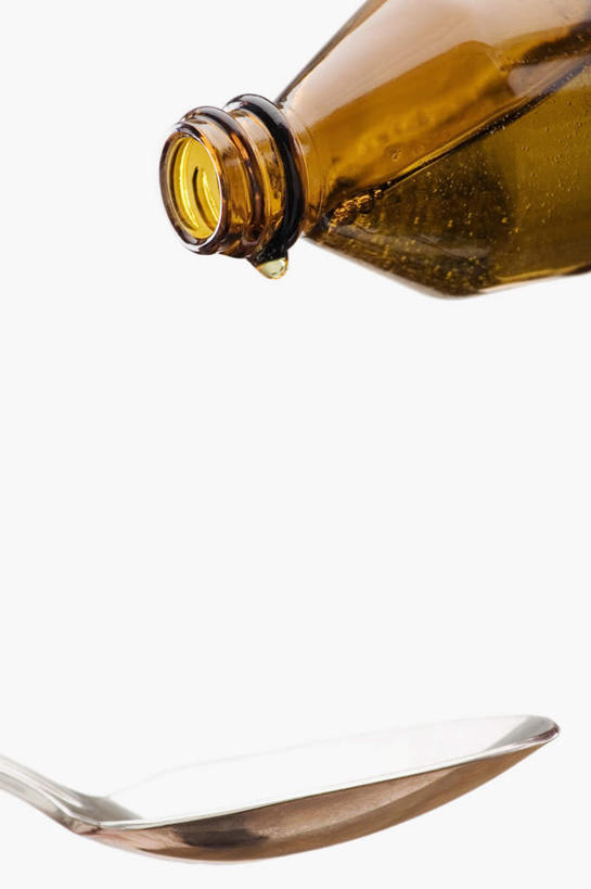 无人,竖图,室内,特写,白天,白色背景,正面,安全,金属制品,金属,药剂,勺子,棕色,防护,玻璃制品,一个,玻璃瓶,瓶子,药品,调羹,汤匙,治疗,摄影,影棚,单个,保护,药物,医疗,保险,预防,平安,彩图,影棚拍摄,拍摄,咳嗽糖浆,咳嗽药