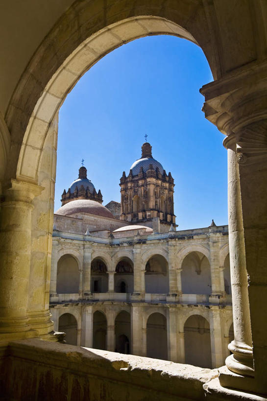 无人,博物馆,竖图,室内,白天,正面,度假,石头,美景,门,城市风光,城市,多米尼加,一排,许多,阴影,研究,整齐,并列,并排,光线,石子,影子,墙,景观,拱门,首都,很多,教育,娱乐,墙壁,墙面,排列,蓝色,蓝天,天空,阳光,门框,天,享受,休闲,景色,放松,晴朗,展览,北美,北美洲,队列,欣赏,美洲,平行,陈列,万里无云,圣多明戈,圣多明各,北亚美利加洲,亚美利加洲,多米尼加共和国,圣多明哥,典藏,石块,晴空,晴空万里,彩图