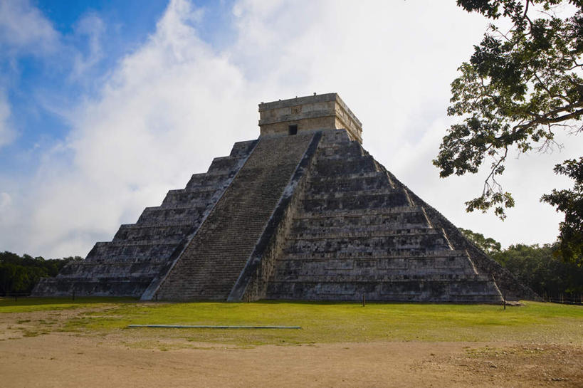无人,横图,室外,白天,正面,旅游,度假,草地,草坪,名胜古迹,植物,地标,墨西哥,阴影,遗迹,光线,三角形,影子,云,云朵,云彩,古迹,历史,文物,娱乐,古建筑,草,树,树木,蓝色,绿色,白云,蓝天,天空,阳光,自然,天,享受,休闲,旅游胜地,金字塔,放松,生长,晴朗,成长,北美,陵墓,北美洲,玛雅金字塔,美洲,古文明,尤卡坦半岛,尤卡坦州,奇琴伊察,羽蛇神殿,方锥形,北亚美利加洲,亚美利加洲,墨西哥合众国,仙人掌王国,艾尔卡斯提洛金字塔,加敦半岛,坎佩切金字塔,库库尔坎金字塔,库库尔坎神庙,玛雅古城,玛雅古城遗址,玛雅神庙,玛雅遗址,奇琴伊查,奇琴伊察玛雅城,奇琴伊察玛雅金字塔,契晨伊特萨,犹加敦,羽蛇神金字塔,晴空,彩图,标志性建筑