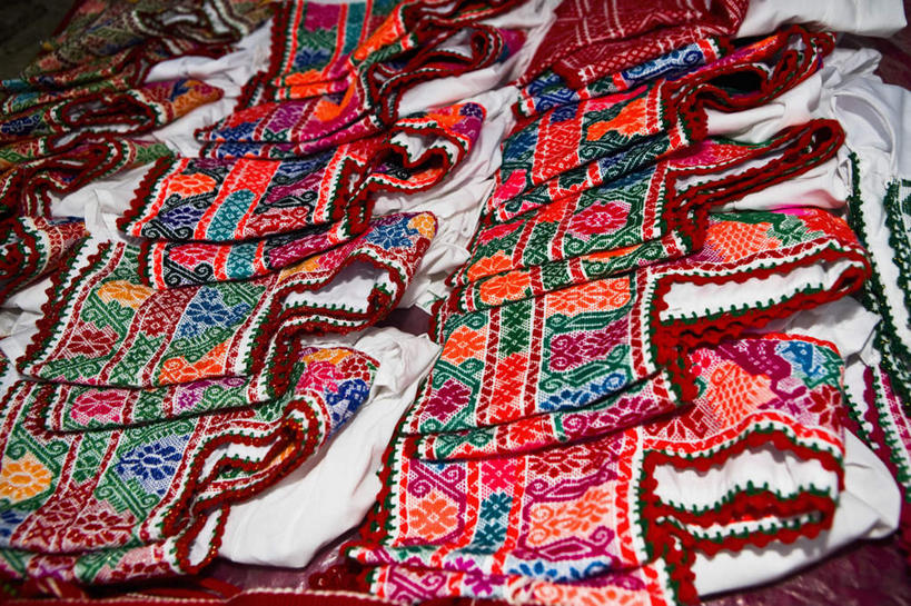 无人,商店,横图,俯视,室内,特写,白天,民族服装,购物,消费,静物,刺绣,墨西哥,服装,艺术,手工艺品,文化,商铺,衣服,工艺品,金融,服饰,北美,高雅,北美洲,衣着,穿着,美洲,选购,贸易,普埃布拉州,普埃布拉,北亚美利加洲,亚美利加洲,自信心,品位,血拼,墨西哥合众国,仙人掌王国,市肆,商号,衣饰,彩图,高角度拍摄,传统服装,民俗服,店铺,女红,针绣,针黹,黹