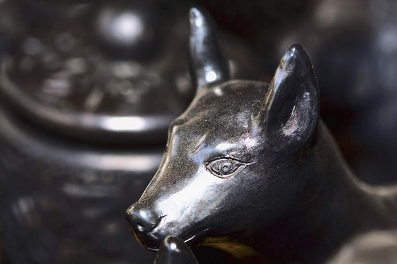 头,无人,横图,室内,特写,白天,正面,宠物,狗,静物,椅子,雕塑,墨西哥,朦胧,模糊,艺术,装饰,雕刻,雕像,手工艺品,陶瓷,陶瓷制品,文化,动物,工艺品,可爱,纪念,美术,粘土,北美,高雅,北美洲,主题,美洲,陈列,忠诚,瓦哈卡州,瓦哈卡,手工艺,功能,美学,北亚美利加洲,亚美利加洲,自信心,品位,墨西哥合众国,仙人掌王国,瓦哈卡德华雷斯,头部,犬,半身,彩图